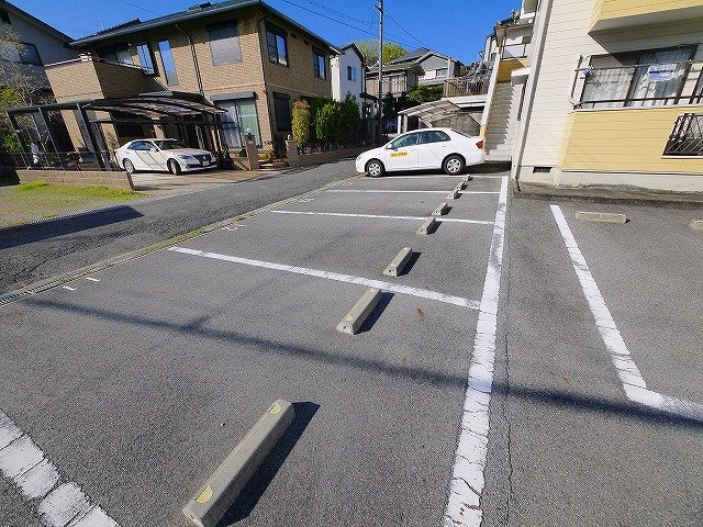 アイリスガーデンの駐車場|車をお持ちの方に嬉しい駐車場付きの物件です