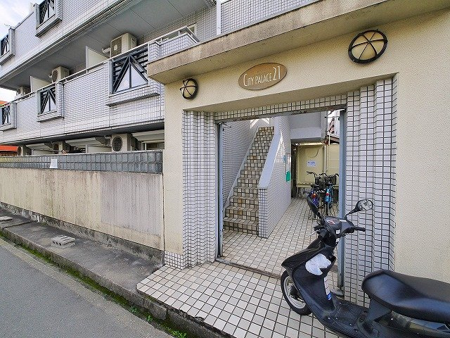 シティパレス西大寺P-6のエントランス|毎日通るエントランスはこのようになっています