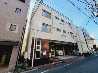 【外観】 | 植村ビル　鶯谷駅から徒歩10分・日暮里駅から徒歩11分。日暮里駅から日暮里繊維街通りをしばらく歩いて1本中に入った閑静な住宅街にあります。鉄骨造の3階建てです。