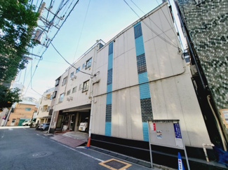【外観】 | 植村ビル　鶯谷駅から徒歩10分・日暮里駅から徒歩11分。日暮里駅から日暮里繊維街通りをしばらく歩いて1本中に入った閑静な住宅街にあります。鉄骨造の3階建てです。
