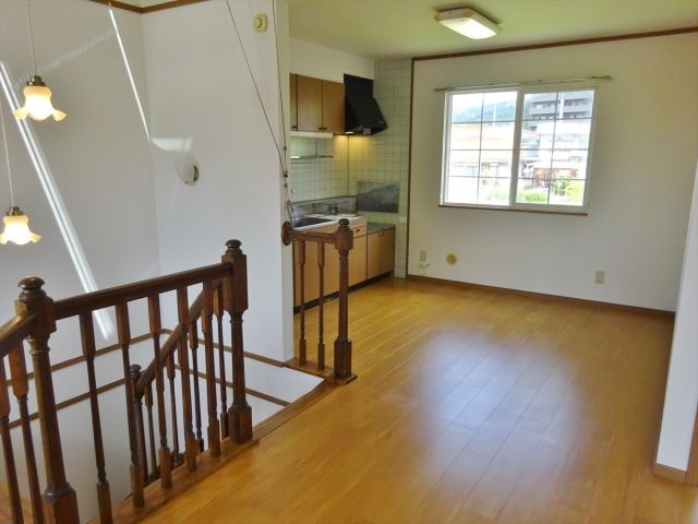 フォレストコート　Ａの居間・リビング|吹抜け階段が開放的なアメリカンスタイルです！