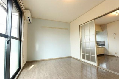 【居間・リビング】 | マーチ 梶塚 | ゆったり過ごせる居間です