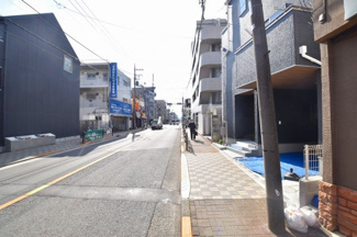 【前面道路含む現地写真】 | コンビニや小学校、病院などが徒歩１０分！
