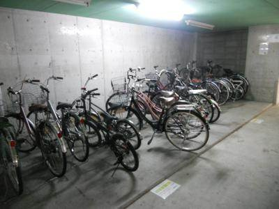 早川マンションの駐車場|駐輪場