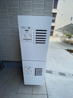 【その他共用部分】 | 共用エントランスには宅配BOXがあるので荷物の受け取りもスムーズに♪再配達の手間がかからないのが魅力♪
