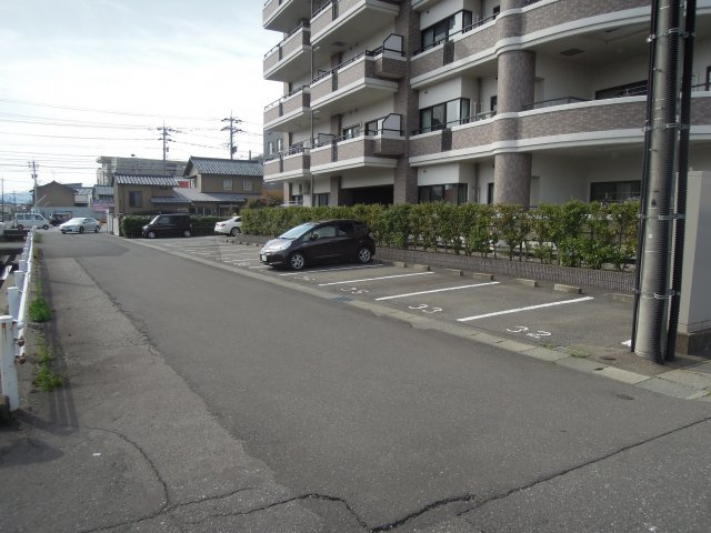 ビブレ花堂の駐車場