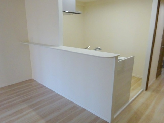 ライオンズプラザ三郷のエントランス|女性の方にも人気のある対面式システムキッチンです。