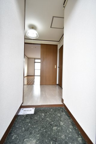 石井マンションの玄関