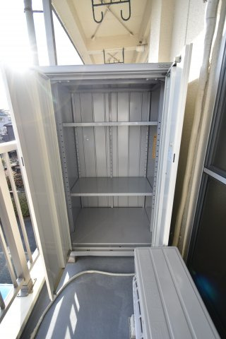 石井マンションの設備|ベランダに物置があります