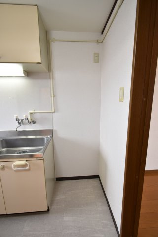 石井マンションのキッチン|大きめの冷蔵庫も置けます