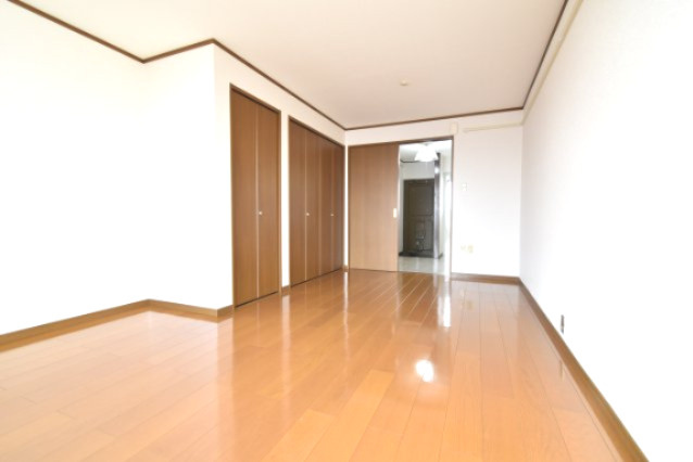 石井マンションの洋室|10帖超の南向き洋室。陽当たり良好なリフォーム済みの居室