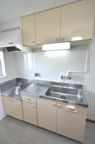 石井マンションのキッチン|キッチンに窓あり。ガスコンロ設置可能で通風良好な調理スペース