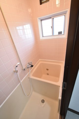 石井マンションの浴室|バストイレ別。窓もあり換気がスムーズな浴室