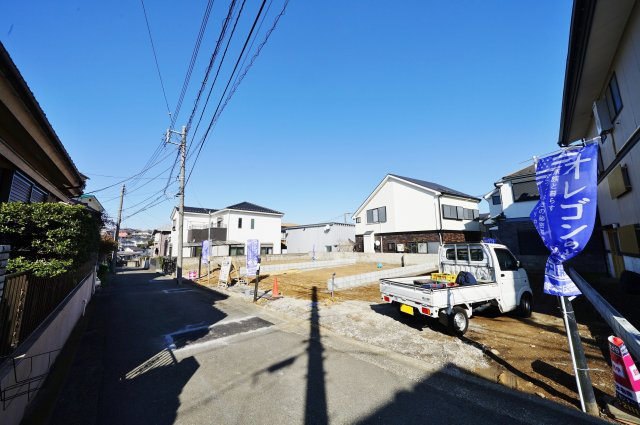 西海岸風のデザイン住宅！全棟ＬＤＫ１９帖以上♪２、３号棟カースペース２台。保土ヶ谷区鎌谷町　全３棟新築戸建ての前面道路含む現地写真