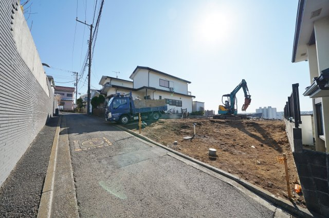 星川駅徒歩１０分！南西ひな壇につき陽当り・眺望良好。保土ヶ谷区峰岡町１丁目　新築戸建ての前面道路含む現地写真