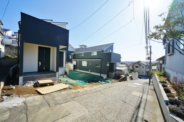 和田町駅から徒歩４分の閑静な住宅街！全棟ＬＤＫ１９帖以上♪カースペース２台（Ｂ・Ｃ号棟）保土ヶ谷区峰岡町２丁目　全４棟新築戸建ての前面道路含む現地写真