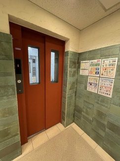 【その他共用部分】 | エレベーター付き！荷物の多い日や疲れた日でも、3階までラクラク上がれます☆