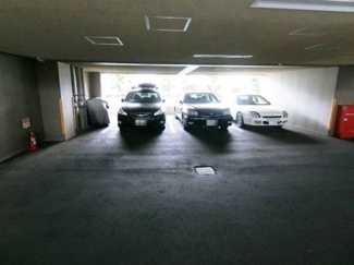 【駐車場】 | いつでも目の届く敷地内に駐車場があります♪屋内なので、雨の時の乗り降りもらくらく♪