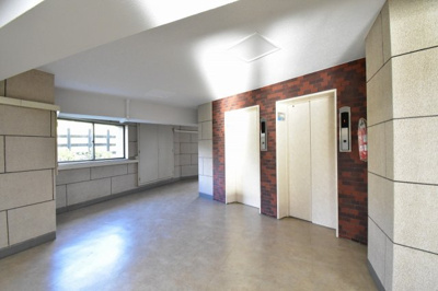 【その他共用部分】 | ライオンズマンション青葉台 | お買い物時やベビーカーの出し入れに便利なエレベーター付
混雑時にも便利なエレベーター2基付です。