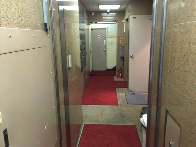 日本工築１号館ビルのエントランス