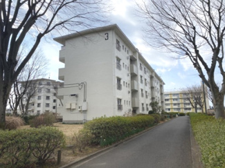 【外観】 | 総戸数４３６戸、１９６７年３月築、管理人は日勤勤務につき管理体制良好です♪