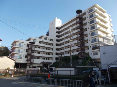 【外観】 | TOA豊中ハイツ旭丘　中古マンション | 【現地写真】 鉄骨鉄筋コンクリート造の68戸大型マンションです♪