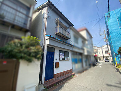 【外観】 | 豊中市夕日丘3丁目　中古戸建 | 【現地写真】 青い玄関扉がオシャレな住まいです♪