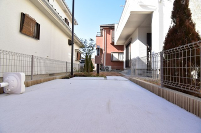 【駐車場】 | 日野市万願寺1丁目　新築戸建　4号棟 | 車好きのパパにはうれしい広さのヵースペース、休日には自慢の愛車を思う存分メンテナンス。