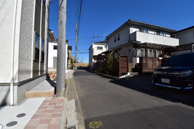 【前面道路含む現地写真】 | 日野市万願寺1丁目　新築戸建　4号棟 | 前面道路公道４メートルあります。運転が苦手な奥様でも楽々駐車可能です。