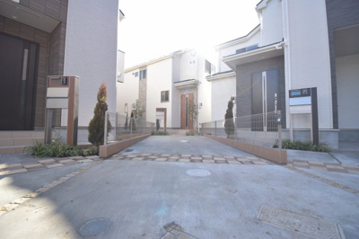 【駐車場】 | 国立市東4丁目　新築戸建て　全5棟　4号棟 | 玄関前の駐車スペースは買い物帰りで荷物が多くても楽ですね。前面道路も広いので車庫入れもしやすいです。