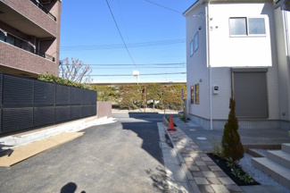 【前面道路含む現地写真】 | 前面道路は閑静な住宅地の通りとなるため、車通りは多くありません。 安心して車庫入れ可能。