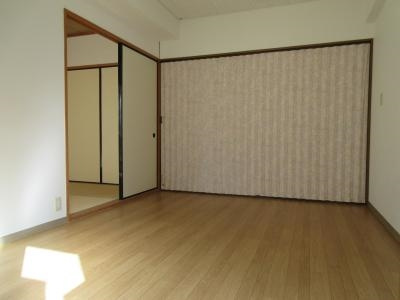 レジデンスオザックの寝室|内装・アコーディオンカーテンで仕切れます。