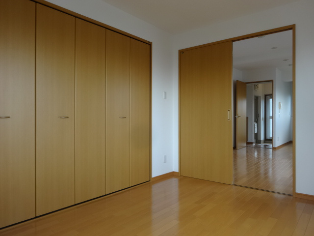 第一中村マンションの寝室|参考、同建物・反転間取りの号室