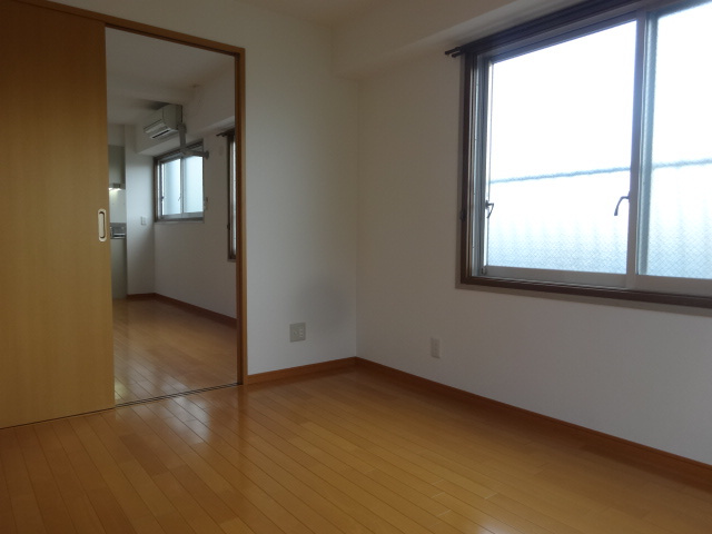 第一中村マンションの寝室|参考、同建物・反転間取りの号室