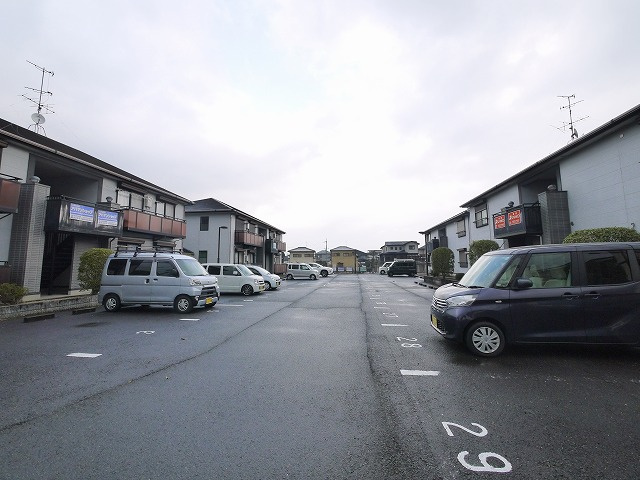 エステートピア中山Aの駐車場|カースペースがあります