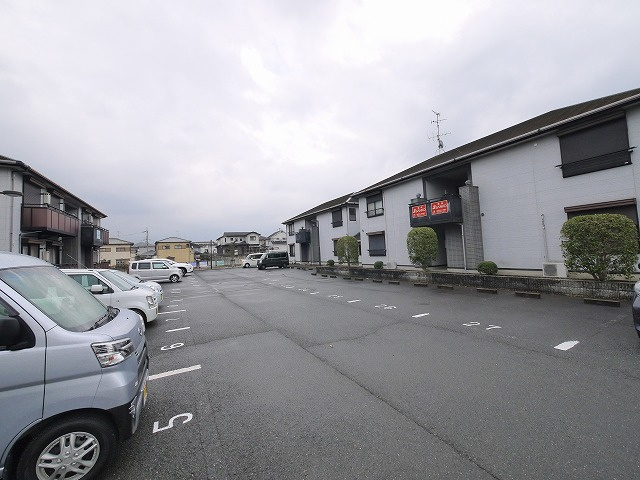 エステートピア中山Bの駐車場|駐車場があるので、車を買う予定の方も安心です