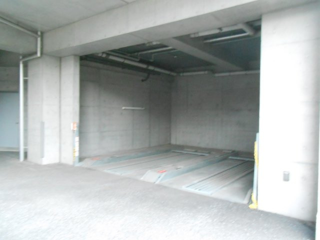 ドゥーエ新丸子の駐車場