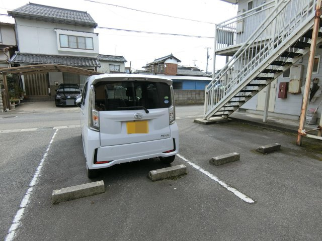 フィオーレ花園の駐車場
