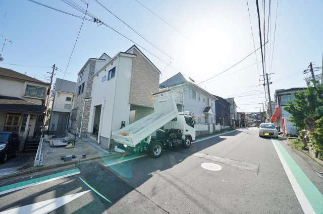 保土ヶ谷駅徒歩９分、高台の閑静な住宅街♪全棟LDK１７帖以上。保土ヶ谷区岩井町　全２棟新築戸建ての前面道路含む現地写真