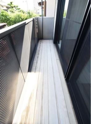 【バルコニー】 | ラ・テール参番館 | 外からの目が気にならないバルコニーで洗濯物が干せます