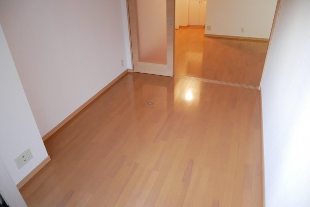 【寝室】 | グランガーデン足代新町 | 広くて明るい寝室