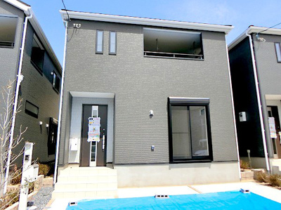 【外観】 | 豊中市待兼山町　新築一戸建 | 【現地写真】　
日当たり良好♪駐車スペースもしっかり確保♪