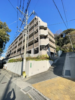 【外観】 | 小笹南公園のそば高台のマンションです。敷地内駐車場空き有
【小笹小 徒歩14分】