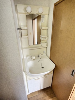 【独立洗面台】 | コーポグレイス | シャンプードレッサー付きの独立洗面台です。