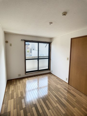 【居間・リビング】 | コーポグレイス | 窓付きリビングです。