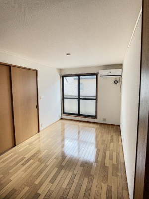 【洋室】 | コーポグレイス | エアコン付きの過ごしやすいお部屋です。