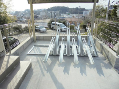 【その他共用部分】 | パーシモンヒルズⅡ | 屋根付きの駐輪場で雨が降っても大切な自転車が濡れなくてすみます♪荷物が重いときに自転車があれば助かりますね！