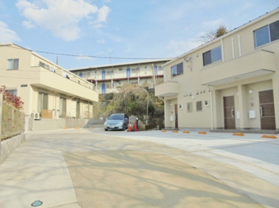 【駐車場】 | パーシモンヒルズⅡ | いつでも目の届く敷地内に駐車場があります♪お車をお持ちのファミリーさんにオススメです☆
