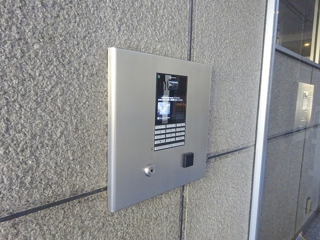 パークフィールドみさとテラ・ウエスト４街区２号館のエントランス|防犯面も安心なオートロック付きです。