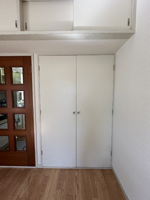 【内装】 | ロイヤルハイツ東海大前 | 洋室7.2帖のお部屋にあるクローゼットです♪かさばりやすいコートなどもハンガー掛けができてすっきり片付きます♪